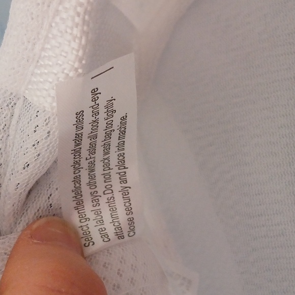 Woolite White & Navy Blue Mesh Intimates Wash Bag with Zipper Closure - Picture 11 of 11